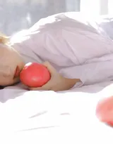 手拿苹果的粉嫩苹果脸漂亮少女男友衫魅力私房写真照