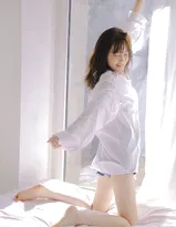 手拿苹果的粉嫩苹果脸漂亮少女男友衫魅力私房写真照