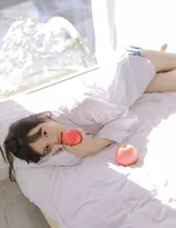 手拿苹果的粉嫩苹果脸漂亮少女男友衫魅力私房写真照