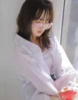 手拿苹果的粉嫩苹果脸漂亮少女男友衫魅力私房写真照