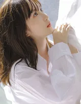 手拿苹果的粉嫩苹果脸漂亮少女男友衫魅力私房写真照