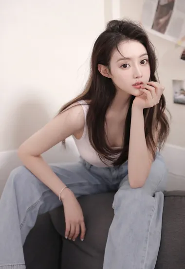漂亮的瓜子脸网红脸小姐姐休闲背心牛仔裤居家写真照 – 高清 桌面壁纸 开放版权素材 免费下载 手机电脑通用背景图