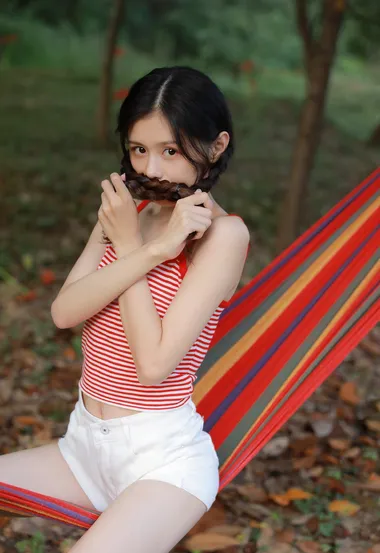 好漂亮的双麻花辫少女，是你一看就喜欢的灵动可人女孩吗 – 高清 桌面壁纸 开放版权素材 免费下载 手机电脑通用背景图