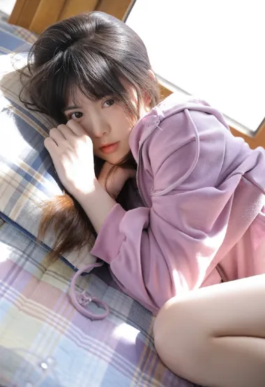 紫色的卫衣和少女很搭哦！清新元气美少女沙发写真照 – 高清 桌面壁纸 开放版权素材 免费下载 手机电脑通用背景图