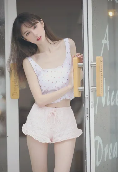 好漂亮的大眼睛美少女，就是太瘦了点！ – 高清 桌面壁纸 开放版权素材 免费下载 手机电脑通用背景图