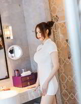 性感诱人纯白旗袍装美丽少妇居家浴室私房写真图集