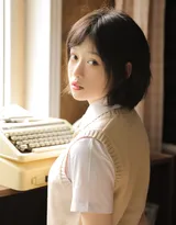 安静的女孩，短发，文静，格子短裙少女居家写真图片