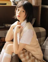 安静的女孩，短发，文静，格子短裙少女居家写真图片