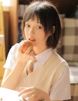 安静的女孩，短发，文静，格子短裙少女居家写真图片