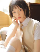 安静的女孩，短发，文静，格子短裙少女居家写真图片