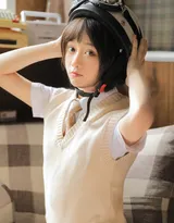 安静的女孩，短发，文静，格子短裙少女居家写真图片