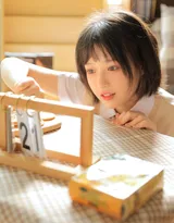 安静的女孩，短发，文静，格子短裙少女居家写真图片