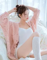温柔的女孩,大眼睛,双眼皮粉嫩白皙美腿少女居家写真