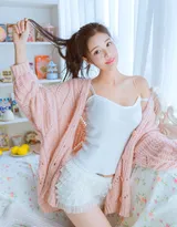 温柔的女孩,大眼睛,双眼皮粉嫩白皙美腿少女居家写真