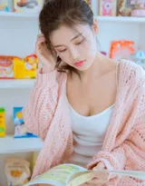 温柔的女孩,大眼睛,双眼皮粉嫩白皙美腿少女居家写真