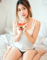 甜甜的西瓜，甜甜的你，吊带背心牛仔短裤美女居家写真照