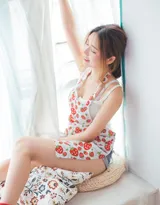 甜甜的西瓜，甜甜的你，吊带背心牛仔短裤美女居家写真照