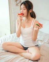 甜甜的西瓜，甜甜的你，吊带背心牛仔短裤美女居家写真照