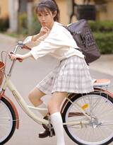 街拍骑单车的女孩，休闲T恤加格子裙，尽显阳光少女魅力