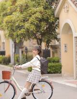 街拍骑单车的女孩，休闲T恤加格子裙，尽显阳光少女魅力