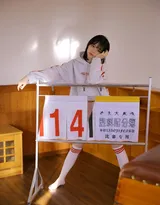 青涩的年级，青春活泼漂亮美少女卫衣短裤高筒袜写真照