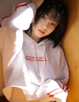 青涩的年级，青春活泼漂亮美少女卫衣短裤高筒袜写真照