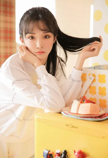 大眼睛，有卧蚕的清纯美少女白衣短裤运动装写真图片 – 高清 桌面壁纸 开放版权素材 免费下载 手机电脑通用背景图
