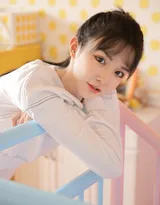 大眼睛，有卧蚕的清纯美少女白衣短裤运动装写真图片