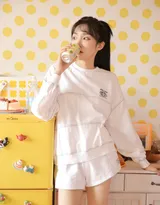 大眼睛，有卧蚕的清纯美少女白衣短裤运动装写真图片