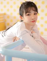 大眼睛，有卧蚕的清纯美少女白衣短裤运动装写真图片