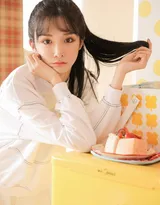 大眼睛，有卧蚕的清纯美少女白衣短裤运动装写真图片