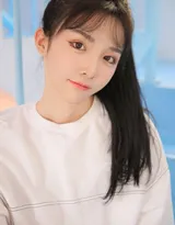 大眼睛，有卧蚕的清纯美少女白衣短裤运动装写真图片