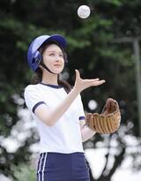 打棒球的漂亮小姐姐运动白衣短裤高筒袜穿着户外写真图片