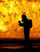 全副武装灭火中的消防员图片