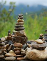 石头，鹅卵石，以及五颜六色的石头唯美图片