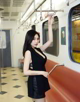 地铁车厢里的性感酷飒全黑LOOK美女黑衣皮短裤性感图片