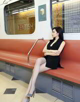 地铁车厢里的性感酷飒全黑LOOK美女黑衣皮短裤性感图片