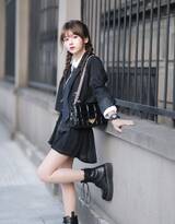 酷酷的双麻花辫黑衣短裙美少女街拍写真图片