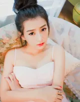 少女心满满的温柔可人丸子头粉裙少女写真图片