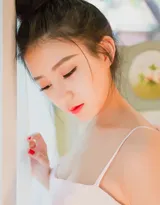 少女心满满的温柔可人丸子头粉裙少女写真图片