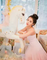 少女心满满的温柔可人丸子头粉裙少女写真图片