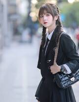 酷酷的双麻花辫黑衣短裙美少女街拍写真图片