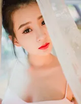 少女心满满的温柔可人丸子头粉裙少女写真图片