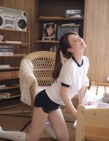 粉嫩粉嫩的学生装运动制服短裤长筒袜美少女居家图片