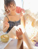 粉嫩肌肤，美腿迷人可爱马尾辫美少女居家写真照