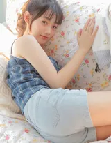 粉嫩肌肤，美腿迷人可爱马尾辫美少女居家写真照