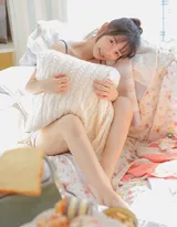 粉嫩肌肤，美腿迷人可爱马尾辫美少女居家写真照