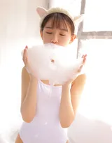 穿白色紧身连体衣玩泡泡浴的甜美可爱美少女写真图片