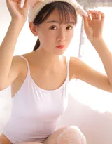 穿白色紧身连体衣玩泡泡浴的甜美可爱美少女写真图片