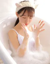 穿白色紧身连体衣玩泡泡浴的甜美可爱美少女写真图片